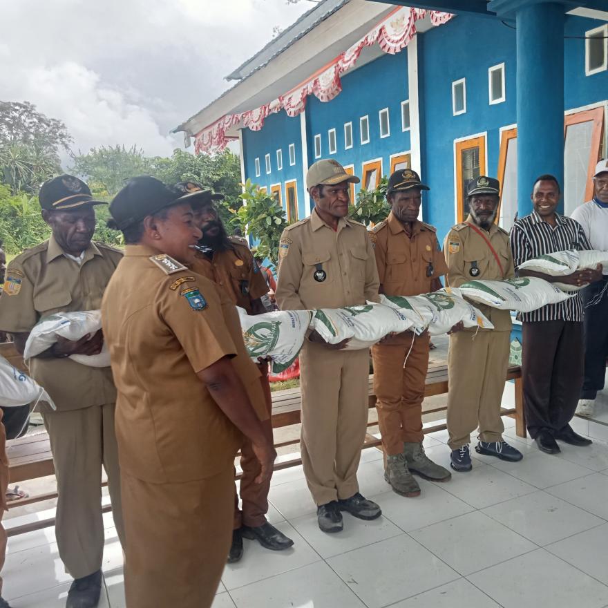 Penyerahan Beras Oleh Ibu Kepala Distrik Kobakma Tabita Elaby.S.Pd