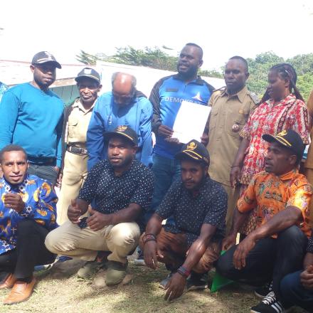 Album : foto kenangan masa pelantikan desa baru Yemi e wam